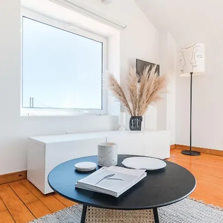 Casa Boma - Unique With Private Balcony And Panoramic Bridge View - Alcantara Iv Lisbona